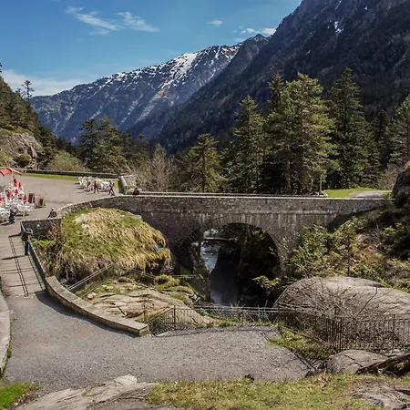 Appartement Avec Terrasse Et Parking Privé à - Fr-1-812-110 Cauterets